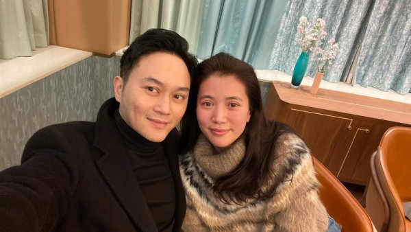 張智霖袁詠儀結婚24周年公開素顏合照低調慶祝！甜蜜笑容極有夫妻相