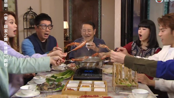 港女打邊爐遇騎呢大媽搭訕！對方突「飛象過河」搶食極恐怖！網民鬧爆：三唔識七佢都幾厚面皮！