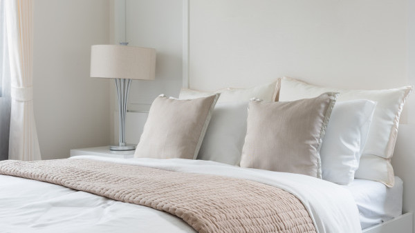 點解酒店床總有4個枕頭？ 專家公開「多枕頭」背後貼心設計！