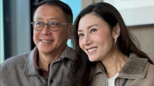 李嘉欣情人節激罕與老公許晉亨放閃 恩愛拖手都不及大美人身上一物搶鏡