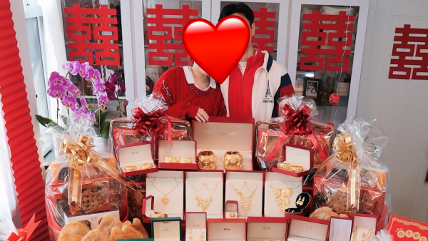 35歲小花過大禮晒海量金器多到放唔晒 豪華排場巨型流星錘超誇張