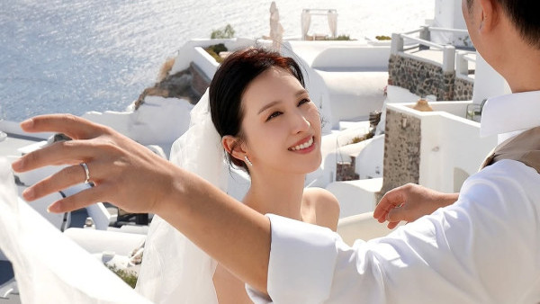 何天兒公開希臘婚禮紀錄！深V長裙大晒巨型金鈪  新郎低調神秘僅露側面
