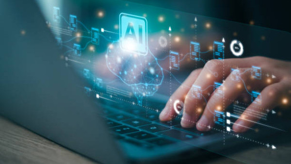 2025財政預算案｜大力推動香港人工智能AI發展！陳茂波：將成立香港人工智能研發院