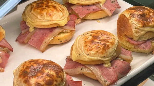 城大飯堂$15「巨無霸」掀搶購潮！足料CP值極高網民：想搭車入去食