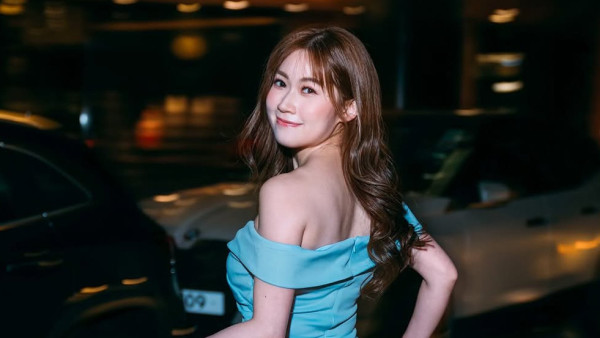 波波黃婧靈低胸高開衩晚裝晒澎湃上圍驚艷網民！騷白滑美腿極誘惑