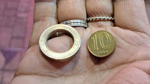 10蚊硬幣一碰離奇「解體」事主喊變咗1毫子 網民懷疑收假硬幣