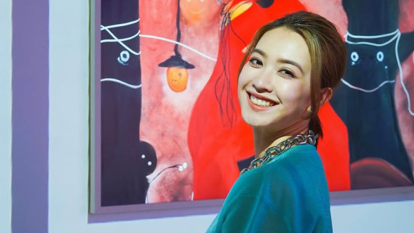 前港姐朱千雪現身藝術展竟無人認出！產後身形圓潤不少網民直言判若兩人！