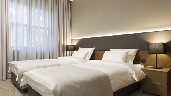 空姐分享確保酒店房間安全技巧 可以用一支水同卡片檢查！