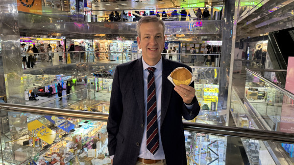 美駐港澳總領事葵廣掃街夾公仔！夾Chiikawa+幫襯老牌雪糕店獲讚貼地