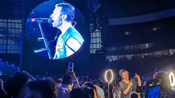 Coldplay演唱會特設手語小舞台 配合英國空運震動背心讓聾人盡情睇騷