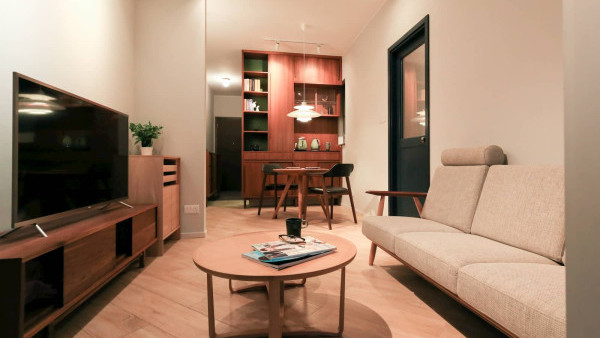 家居設計｜沙田懷舊風格家居設計！仿和室玄關善用空間！玻璃窗巧妙分隔客廳睡房無阻自然光