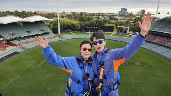帶阿姐看世界｜汪明荃周嘉洛澳洲拍旅遊節目 78歲阿姐克服畏高挑戰165呎高空運動