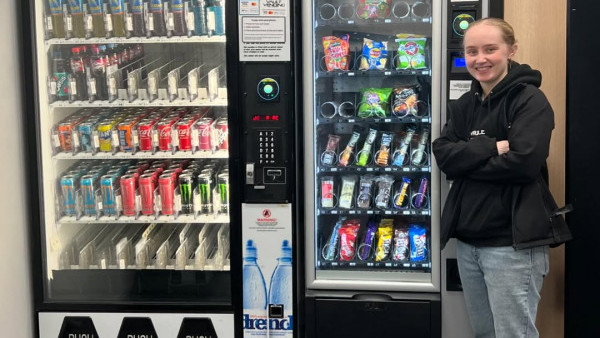 26歲少女生棄做朝九晚五金融工  經營自動售賣機月入7萬