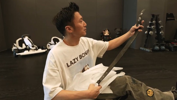 謝霆鋒啟德演唱會2025｜謝霆鋒天價裝備專屬結他帶大公開！時裝教父山本耀司御製暗黑聖物加持