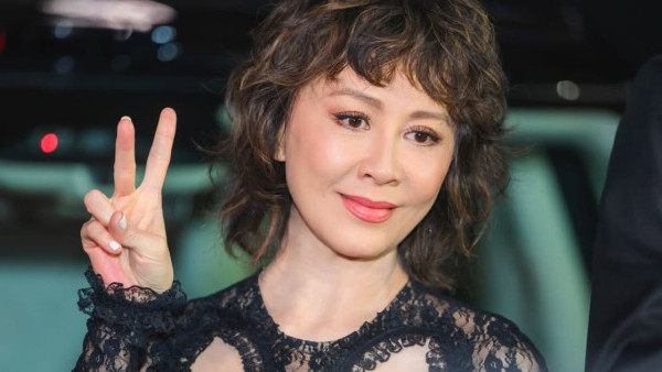 劉嘉玲罕遇時裝車禍！鏤空長裙造型顯胖慘遭網民狠批暴露缺點「肚大屁股平」？！