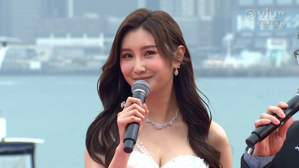 金像獎2025｜沈殷怡紅地毯司儀性感造型驚艷 邪惡露事業線完美body輾壓眾女星