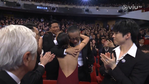 金像獎2025｜衛詩雅奪獎封后一刻朱栢康哭成淚人 台下真實反應遭瘋傳