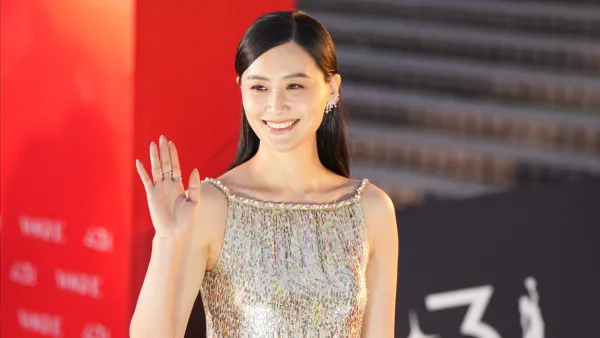 金像獎2025｜陳法拉金色戰袍閃爆紅地毯！43歲凍齡有術狀態極勇  奪最佳衣著實至名歸