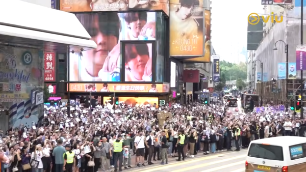姜濤生日｜銅鑼灣街頭聚集姜糖萬人空巷 變身「姜濤灣」人頭湧湧慶姜濤26歲生日