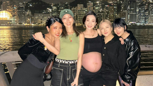 王君馨臨盆在即海旁露出巨肚瘋狂打卡 懷胎9月性感現身慶祝閨蜜生日