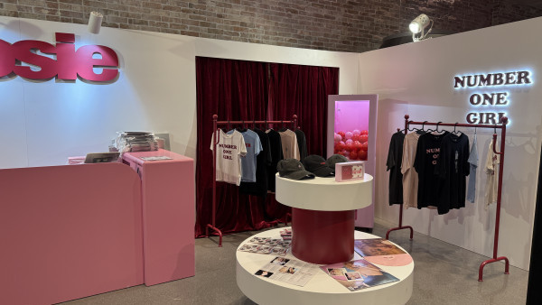 BLACKPINK@Rosé快閃限定店登場！入手專輯同款T恤/周邊精品/韓式自拍機