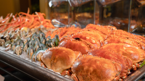 香港美利酒店半自助餐買一送一！嘆生蠔/蟹腳/烤羊架/烤大頭蝦！下午茶同步推優惠 人均$353起