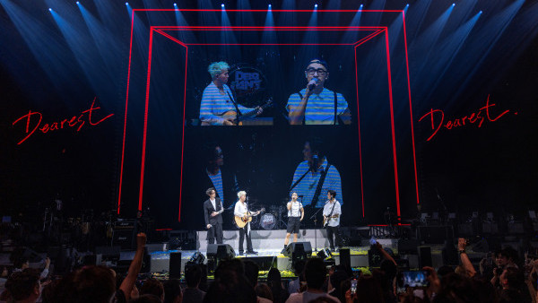 Dear Jane演唱會2025︱20週年演唱會尾場閃爆紅館！主唱Tim放閃自彈自唱慶老婆生日