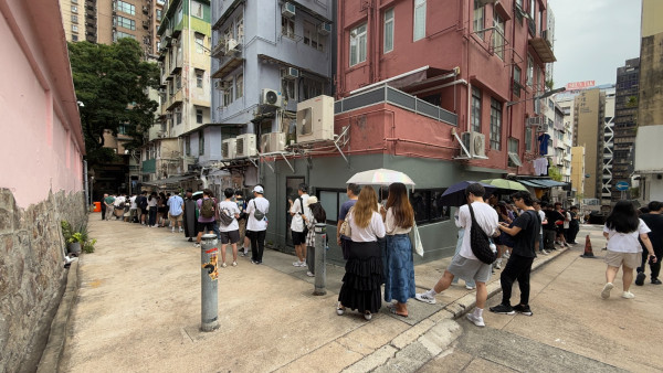 上環後巷中午驚現排隊人龍！激長蛇餅目測近50人只為搶一物