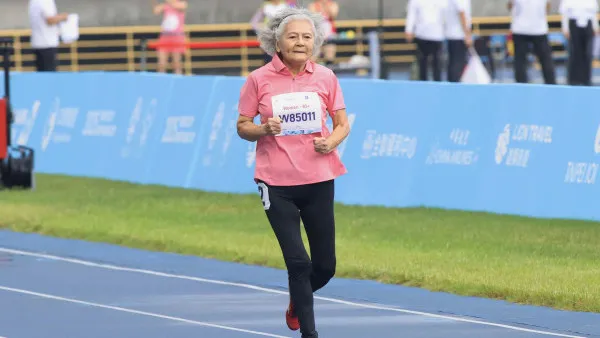 88歲百米女飛人林潘秀雲摘金被封「噴射機婆婆」 曾因喪偶陷情困  25年前重返跑道重啟第二人生