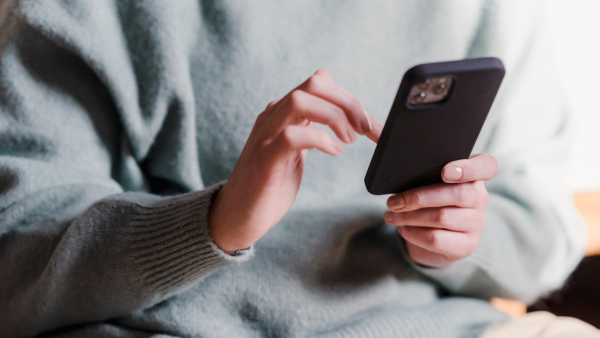 USB充電要小心！機場商場免費插頭易被盜個資 消委會6大防範建議