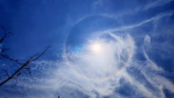 大嶼山罕現「日暈」天文台拆解彩虹圍繞太陽奇景