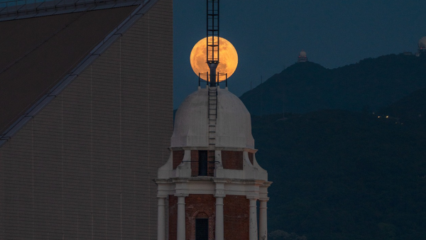 尖沙咀巨型月亮掛鐘樓變「篤魚蛋」天文台解釋滿月1個時刻最圓？