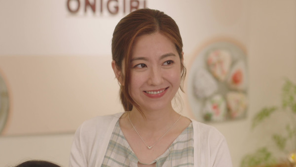 刑偵12｜陳自瑤甜笑溫柔超白打燈獲讚靚到發光 束馬尾凍齡演樸素單親媽咪