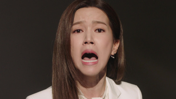 刑偵12｜傅嘉莉飾演心理學家一原因遭勒令留長直髮 超貼身白色鉛筆西裝裙晒完美S曲線