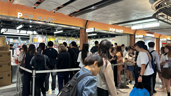 Pop Mart再現超長人龍！盲盒公仔炒價逼近$1000！多次補貨仍掀搶購熱潮！