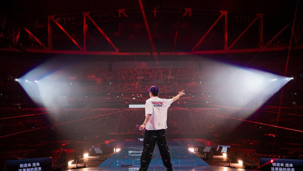 林俊傑演唱會香港站2025｜JJ啟德開騷精華重溫！神秘女嘉賓身份大有來頭！MC現身獻唱《記憶棉》