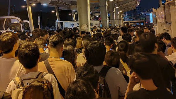 JJ林俊傑演唱會｜內地歌迷跨境睇騷 深夜迫爆口岸 過境巴士大排長龍