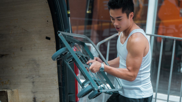 孔德賢體驗貨車司機擁逾10種本地駕照 晒爆肌身材送貨搬運客服一腳踢