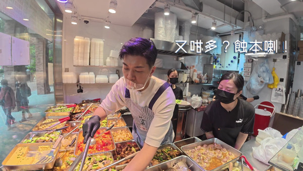 黎諾懿做兩餸飯店員展現驚人記憶力 親自下廚煮50份飯盒派贈有需要街坊 