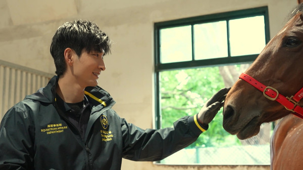 張馳豪Aska近距離接觸馬匹初體驗 落手清理馬糞親力親為大讚零異味