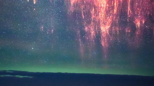 「紅色精靈」閃電超罕見捕獲！猶如幾百道煙花 僅存在不到三十分之一秒？