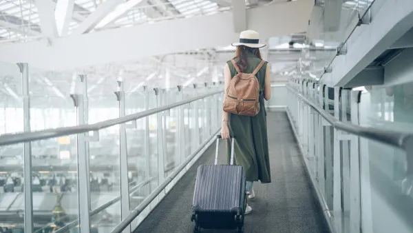 旅行搭飛機別用這2款行李箱！空姐警告：看似堅固其實超易爛