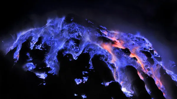 印尼火山流出罕見發光藍色岩漿！魔幻情景只能晚上才能看到？