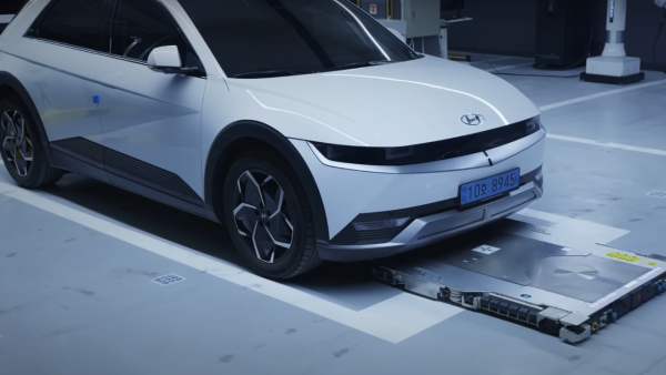 新牌車手救星！韓國研發自動幫你泊車機器人  解放雙手最快30秒完成