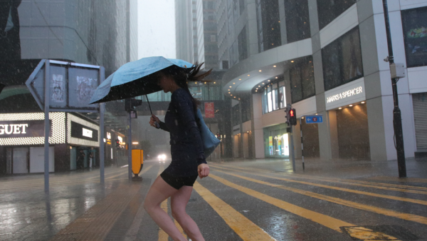 颱風蝴蝶｜網民分析香港打工仔的打風心理學！最怕聽到呢句說話？細數港人打風必做4件事！