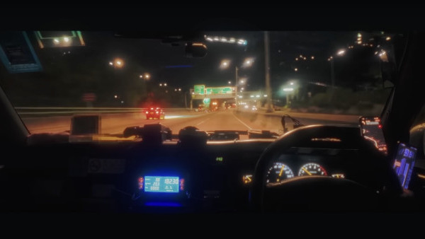 香港夜間的士司機「Sleepless Driver」車Cam片復刻90年代港產片  霓虹燈美景超夢幻！