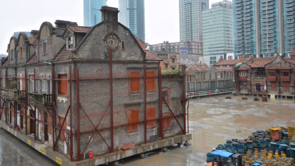 上海用432個機器人移走百年歷史古村落張園  抬起整座7500噸建築群用足三星期「搬家」