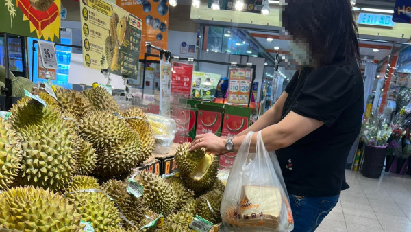 沙田超市女子徒手開榴槤！每星期出沒！1舉動被街坊炮轟：同職員有利益輸送？