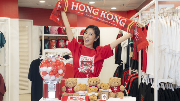 利物浦官方期間限定店登陸尖東站！搶先發售香港限定/香港季前賽精品！打卡冠軍紅牆+樓梯！