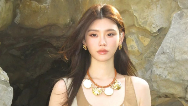 何家新抱奚夢瑤豪曬天價護膚品！用過千元牙膏+近萬元精華富太生活震撼網民！